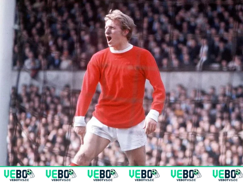 Khi còn chơi bóng, Denis Law thi đấu ở vị trí tiền đạo trên hàng tấn công
