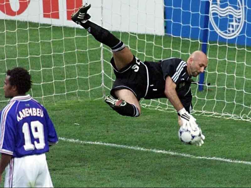 Barthez luôn có những pha nhào lộn bắt bóng đẹp mắt