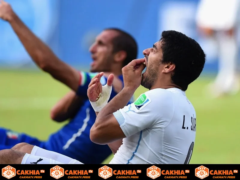 Luis Suarez từng bị treo giò bởi hành vi phi thể thao của mình
