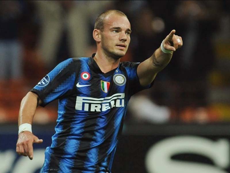 Sneijder là mẫu tiền vệ nhỏ con nhưng khéo léo, thông minh